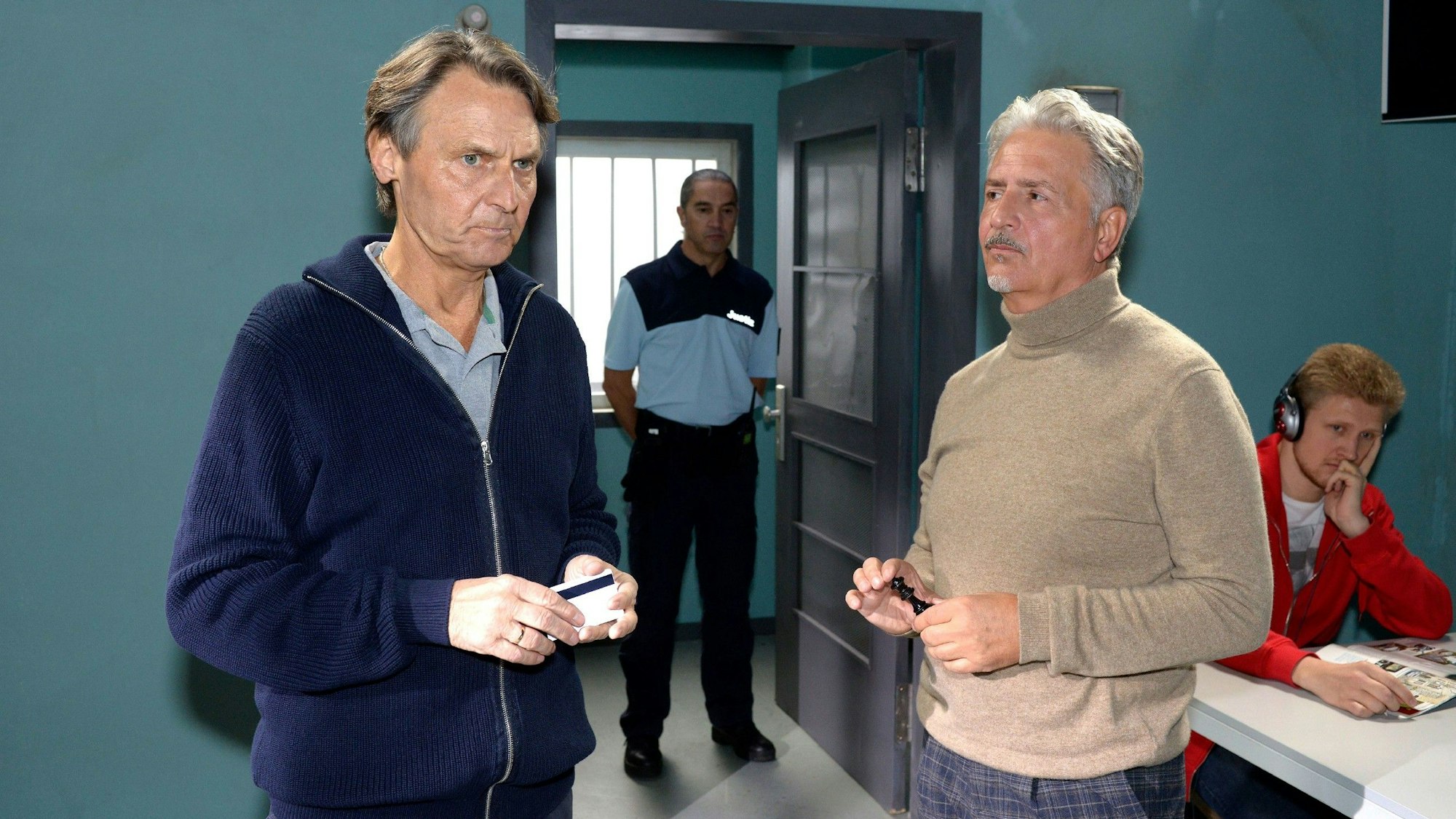 Jo Gerner (Wolfgang Bahro, l.) trifft in der JVA auf seinen Todfeind Bajan Linostrami (Matthias Unger).