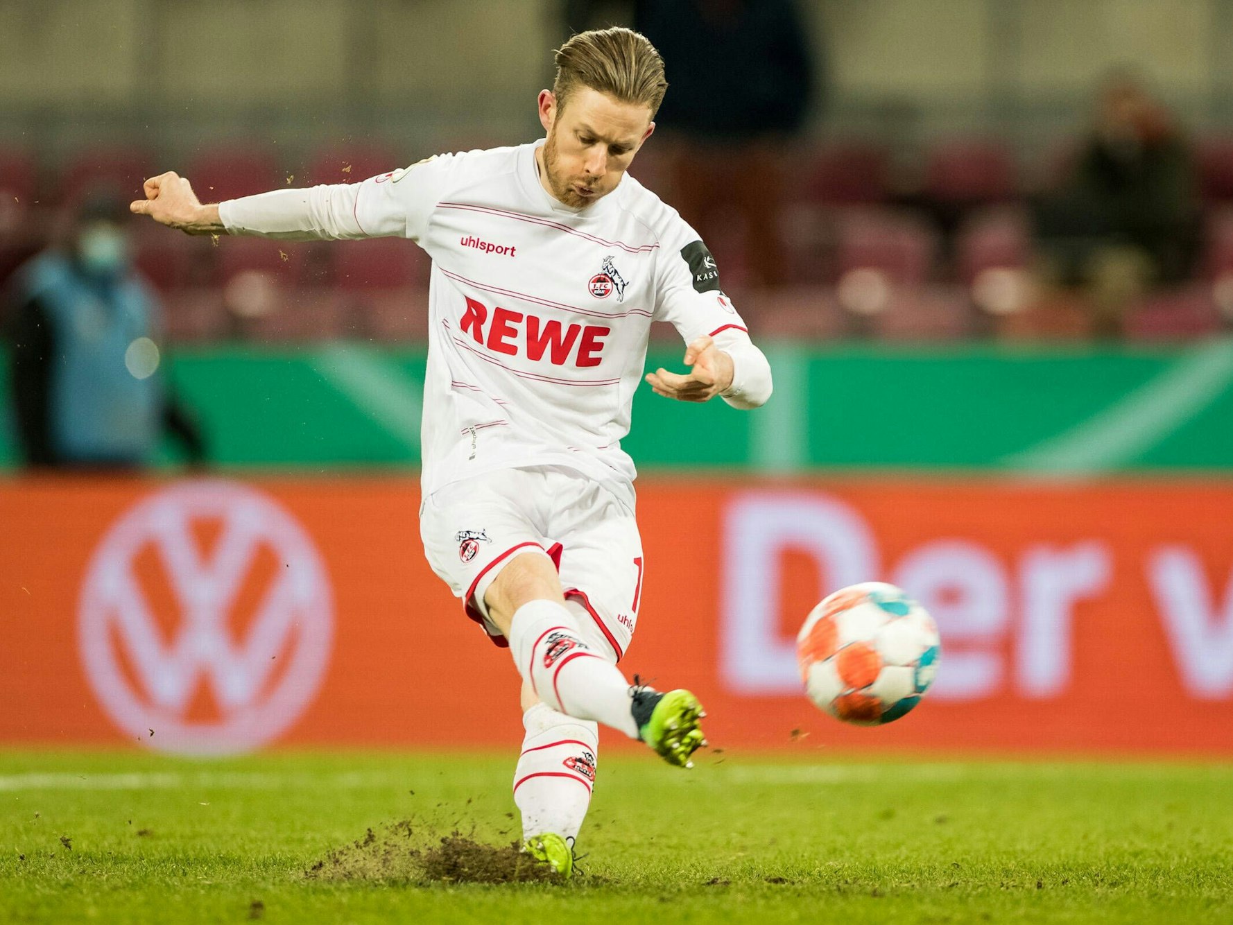 Florian Kainz bei der Ausführung seines Elfmeters.