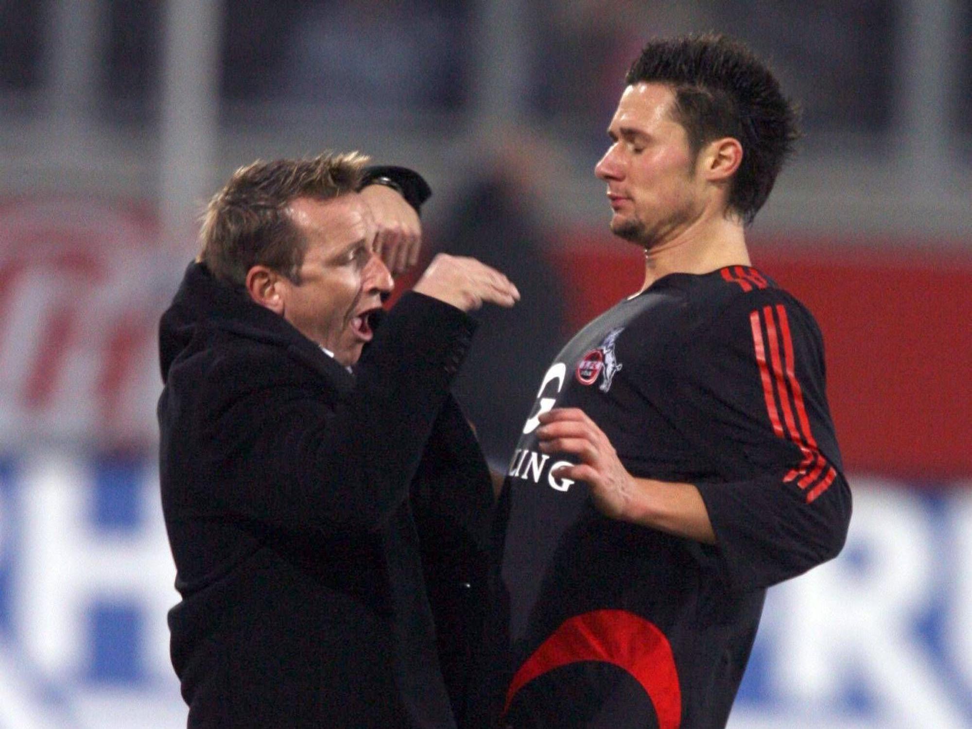 Trainer Norbert Meier Duisburg attackiert Albert Streit Köln und geht theatralisch zu Boden.