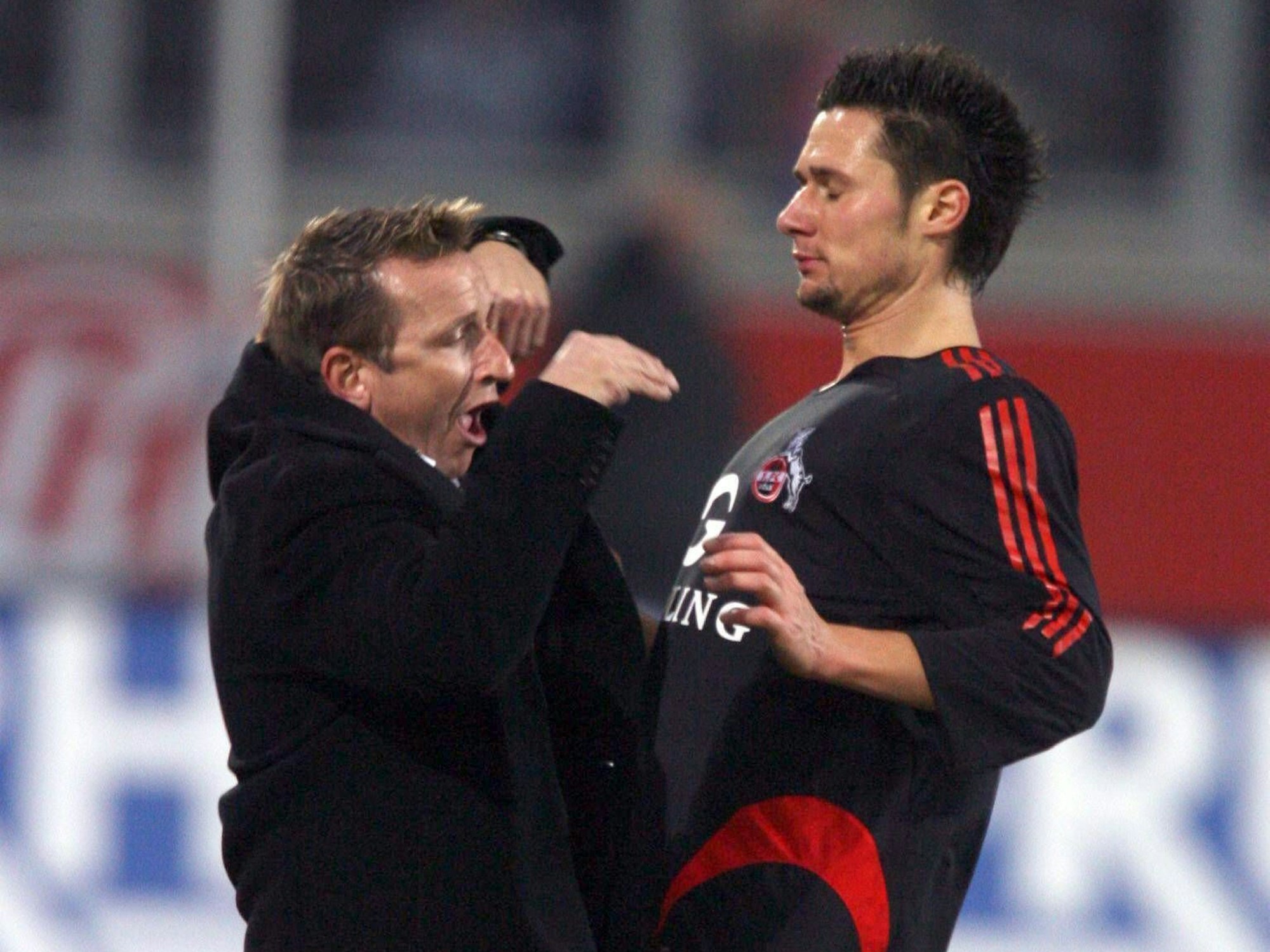 Trainer Norbert Meier Duisburg attackiert Albert Streit Köln und geht theatralisch zu Boden.