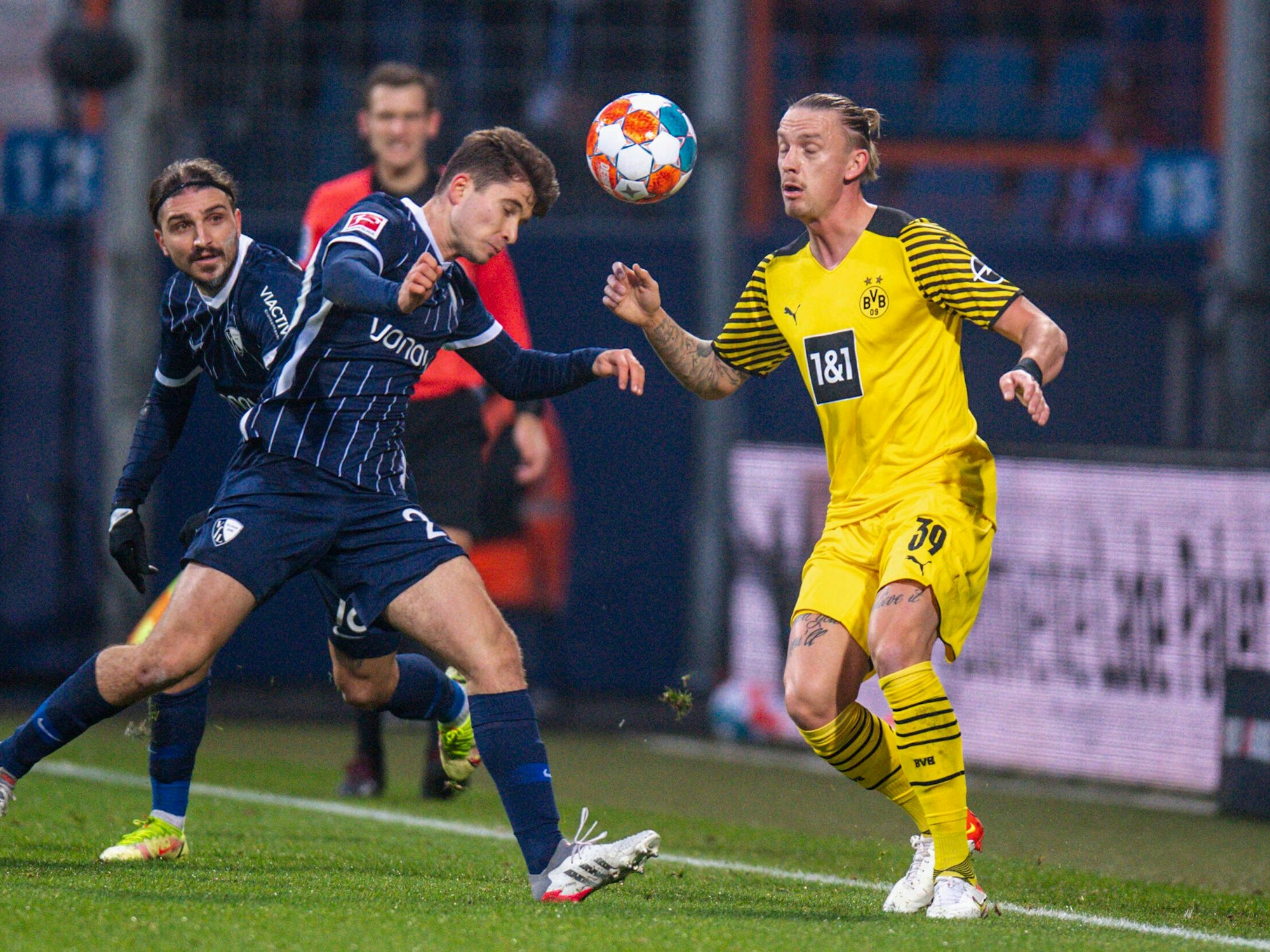 Dortmunds Marius Wolf im Zweikampf mit Bochums Elvis Rexhbecaj.