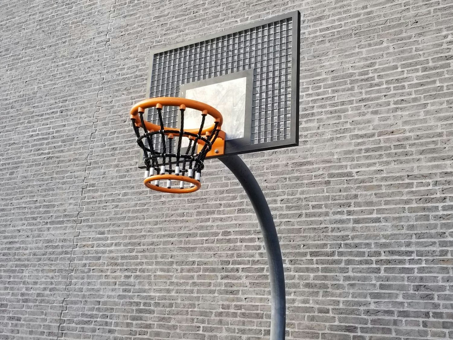 Insgesamt gibt es im Klingelpützpark zwei Übungskörbe. Einer befindet sich direkt am Neubau der Realschule.