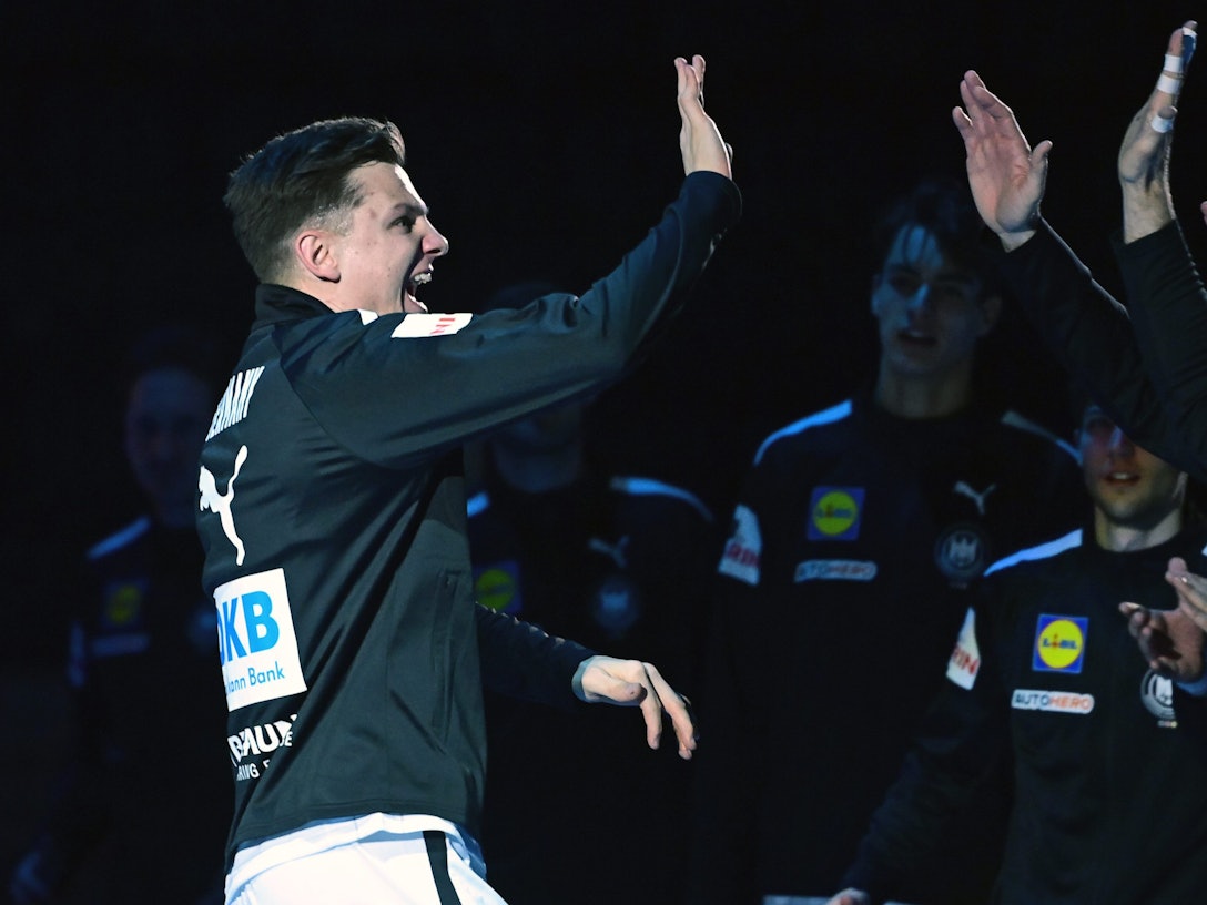 Verrückt: Christoph Steinert kommt am 20. Januar 2022 kurz vor Anpfiff zu Fuß in die Halle und kann für Deutschland spielen.