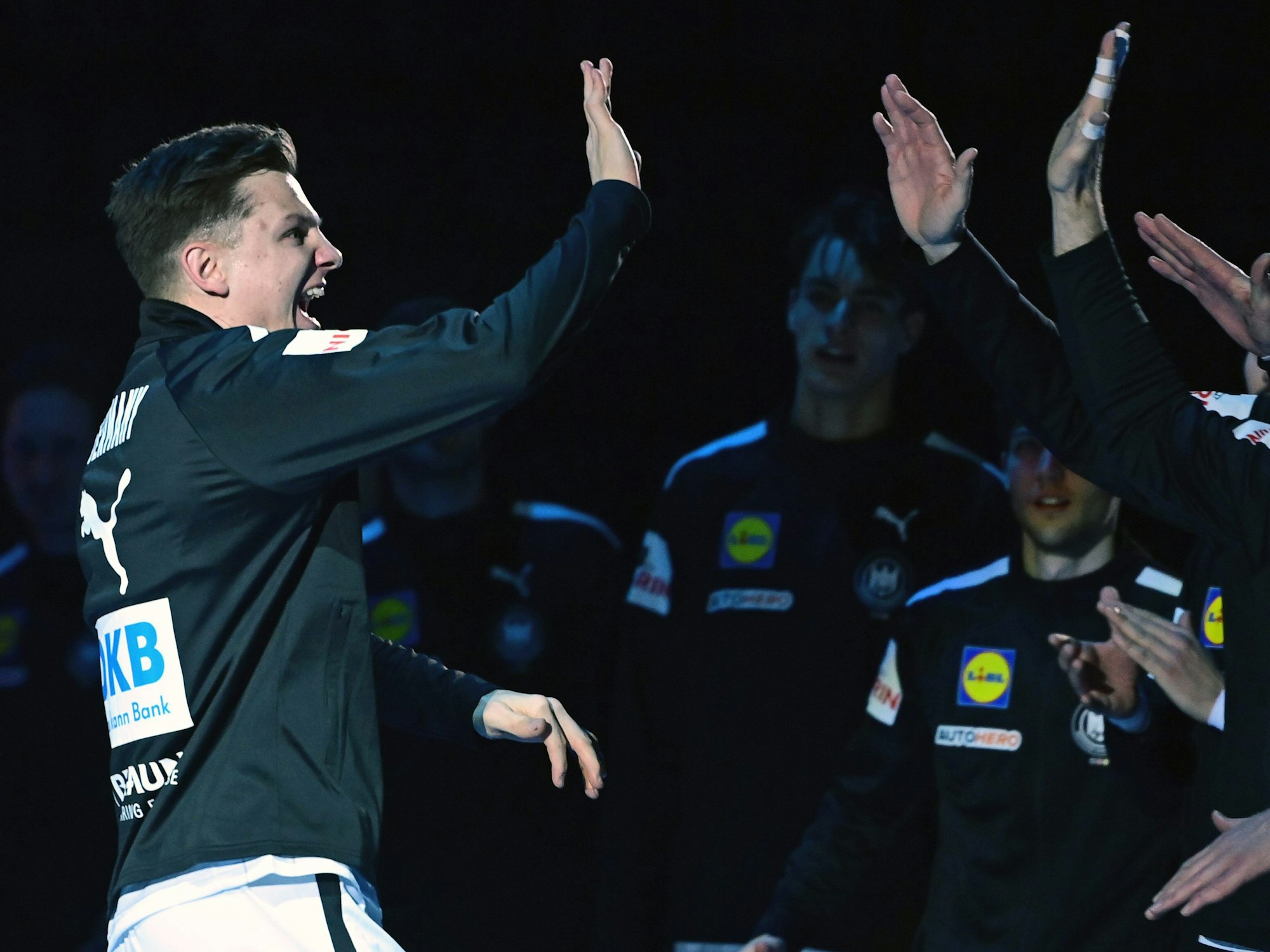 Verrückt: Christoph Steinert kommt am 20. Januar 2022 kurz vor Anpfiff zu Fuß in die Halle und kann für Deutschland spielen.