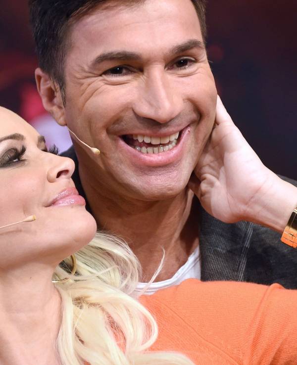 Die Dokusoap-Stars Daniela Katzenberger und Lucas Cordalis stehen am 24.11.2016 in Köln (Nordrhein-Westfalen) beim RTL Spendenmarathon im Studio. Foto: Henning Kaiser/dpa +++ dpa-Bildfunk +++