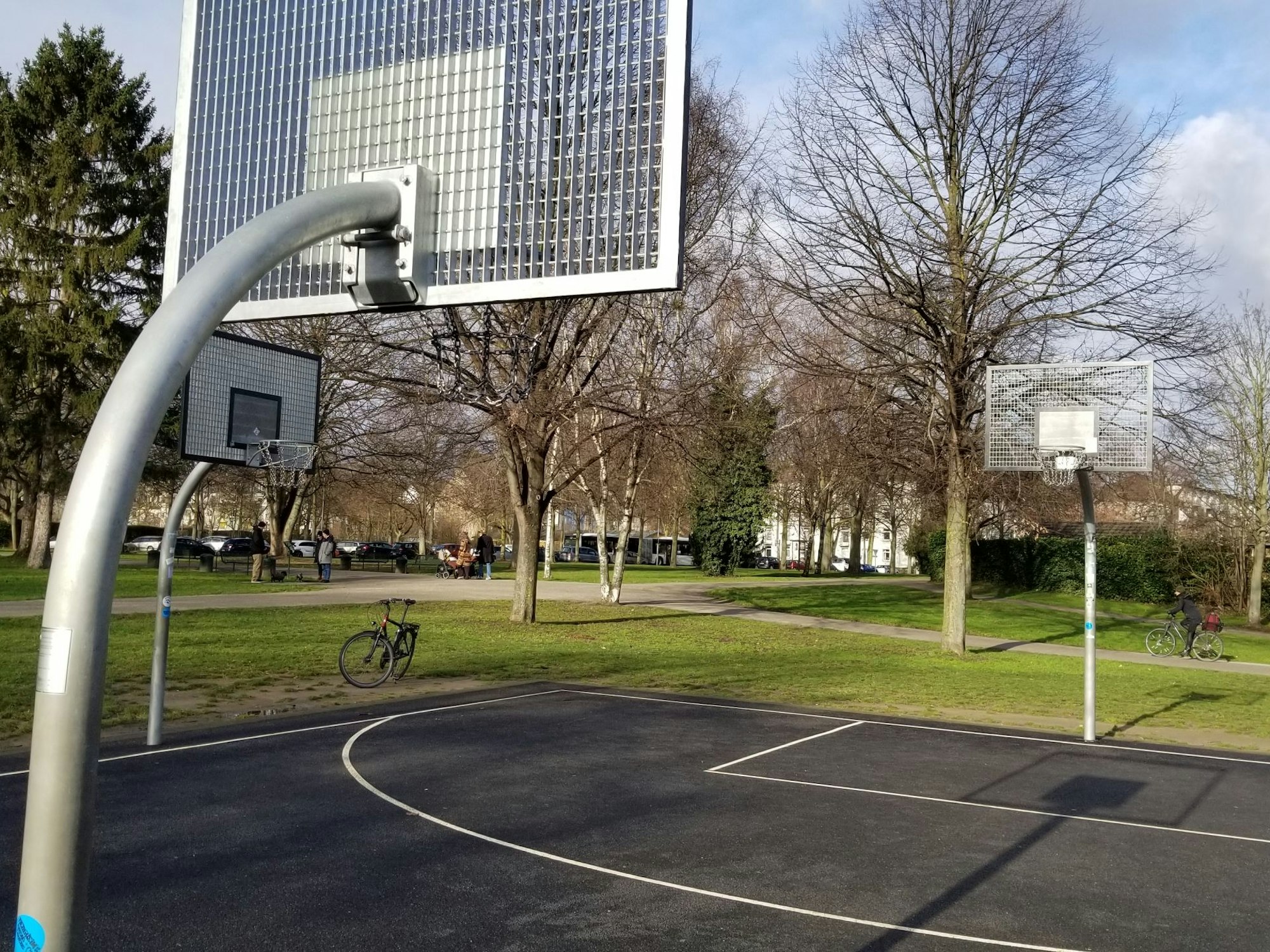 Ziemlich neu sind die Basketballplätze im Lohsepark an der Inneren Kanalstraße (Foto vom 18. Januar 2022). Absolut empfehlenswert.