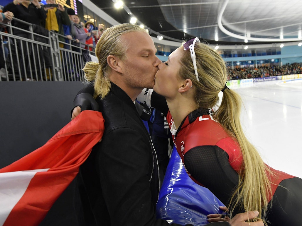 Koen Verweij und Jutta Leerdam küssen sich