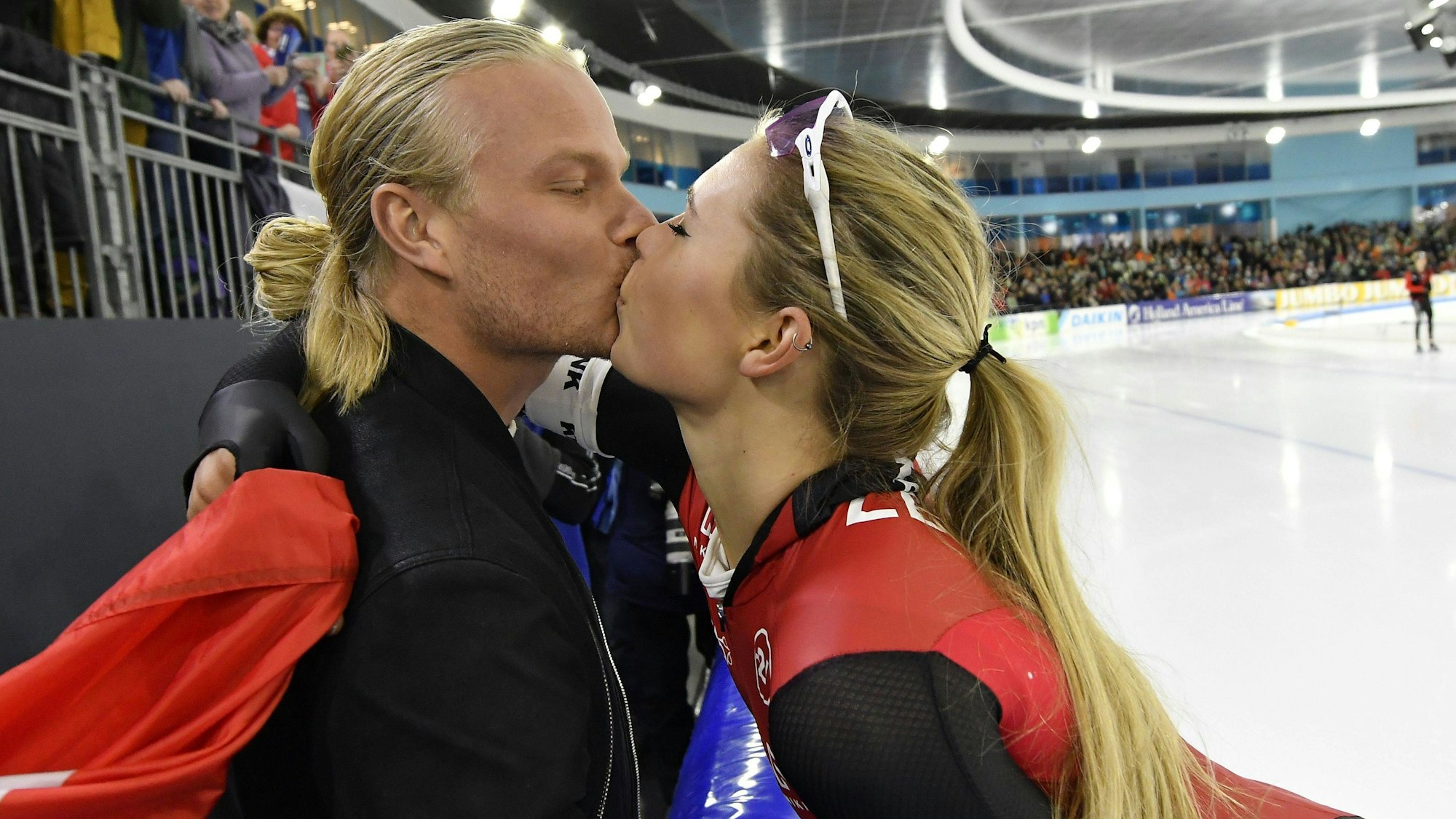Koen Verweij und Jutta Leerdam küssen sich
