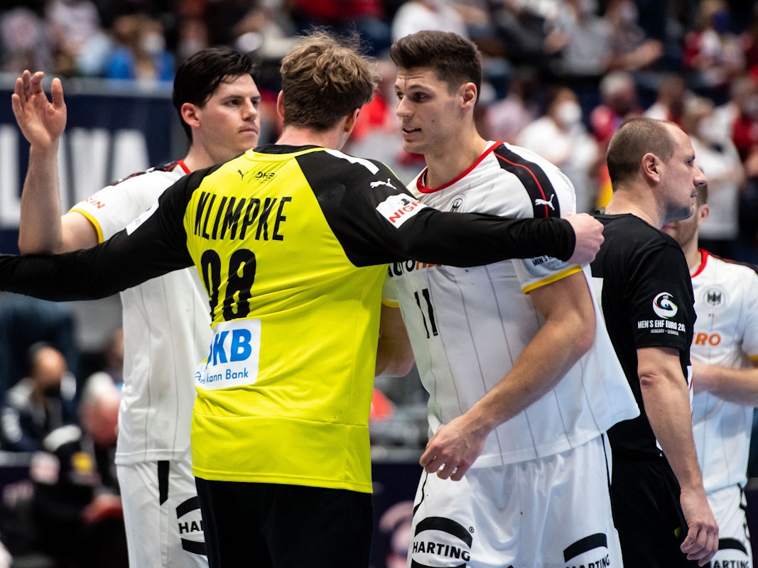 Deutsche Handball-Nationalspieler umarmen sich nach einem EM-Spiel
