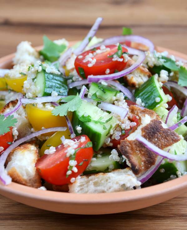 Wegen einer möglichen Belastung mit Salmonellen ruft der Hersteller Natsu Foods aus Neuss in Nordrhein-Westfalen den veganen Salat „Quinoa Nuts“ zurück. Das Symbolbild zeigt einen Salat mit Brot, Quinoa und Gemüse.