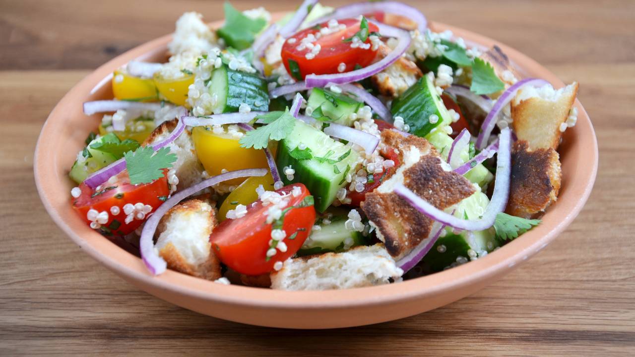 Wegen einer möglichen Belastung mit Salmonellen ruft der Hersteller Natsu Foods aus Neuss in Nordrhein-Westfalen den veganen Salat „Quinoa Nuts“ zurück. Das Symbolbild zeigt einen Salat mit Brot, Quinoa und Gemüse.