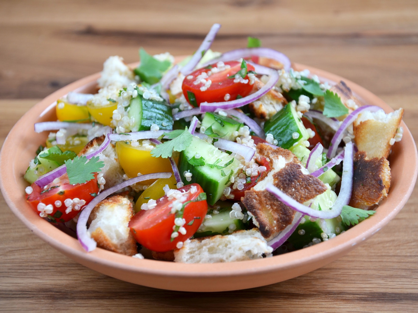 Wegen einer möglichen Belastung mit Salmonellen ruft der Hersteller Natsu Foods aus Neuss in Nordrhein-Westfalen den veganen Salat „Quinoa Nuts“ zurück. Das Symbolbild zeigt einen Salat mit Brot, Quinoa und Gemüse.
