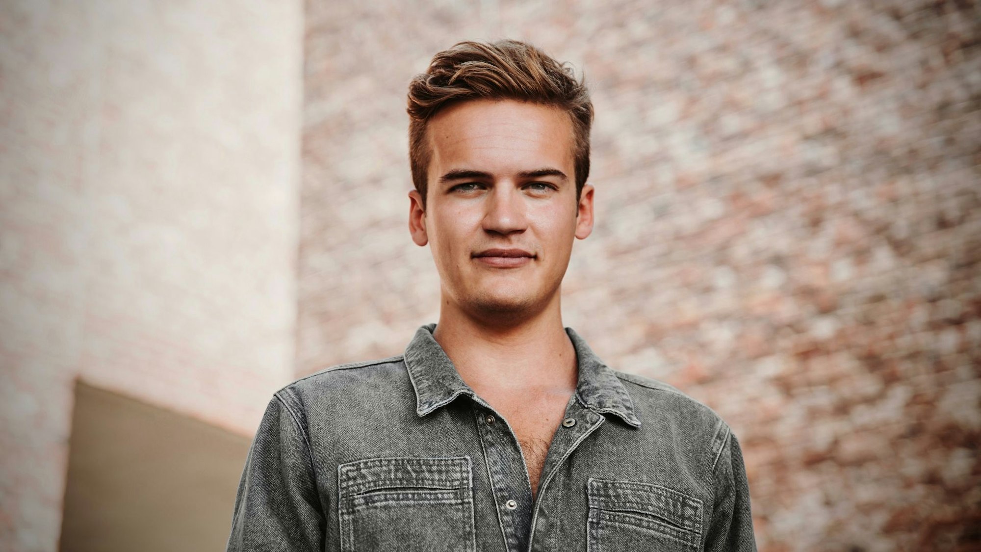 Der Kölner 1Live-Moderator Fritz Schafer schaut in die Kamera.