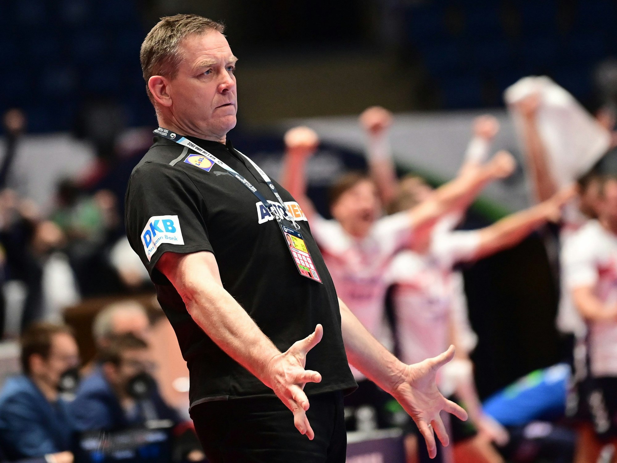 Alfred Gislason gestikuliert am Spielfeldrand