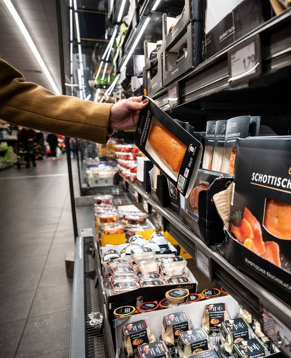 Das Archivbild vom Dezember 2021 zeigt verschiedene Produkte im Tiefkühlregal einer Aldi-Filiale: Discounter wie Aldi werben gern mit Nachhaltigkeit. Ein Verpackungscheck jedoch ermittelt hier ein ernüchterndes Ergebnis.