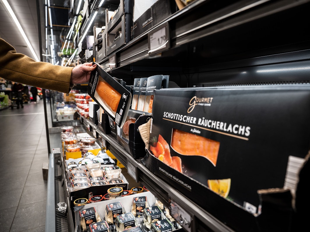 Das Archivbild vom Dezember 2021 zeigt verschiedene Produkte im Tiefkühlregal einer Aldi-Filiale: Discounter wie Aldi werben gern mit Nachhaltigkeit. Ein Verpackungscheck jedoch ermittelt hier ein ernüchterndes Ergebnis.