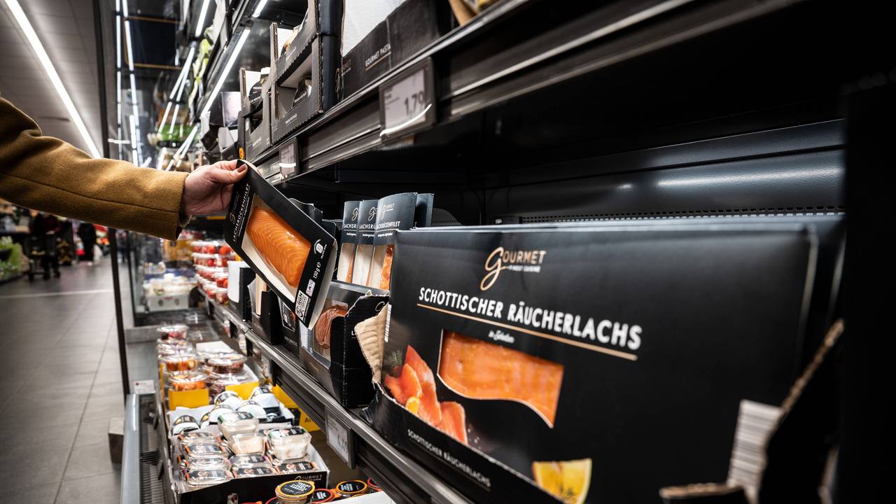 Das Archivbild vom Dezember 2021 zeigt verschiedene Produkte im Tiefkühlregal einer Aldi-Filiale: Discounter wie Aldi werben gern mit Nachhaltigkeit. Ein Verpackungscheck jedoch ermittelt hier ein ernüchterndes Ergebnis.