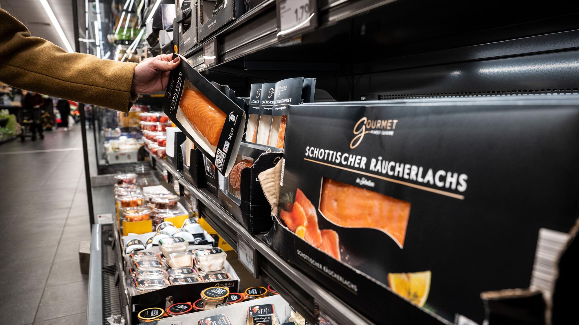 Das Archivbild vom Dezember 2021 zeigt verschiedene Produkte im Tiefkühlregal einer Aldi-Filiale: Discounter wie Aldi werben gern mit Nachhaltigkeit. Ein Verpackungscheck jedoch ermittelt hier ein ernüchterndes Ergebnis.