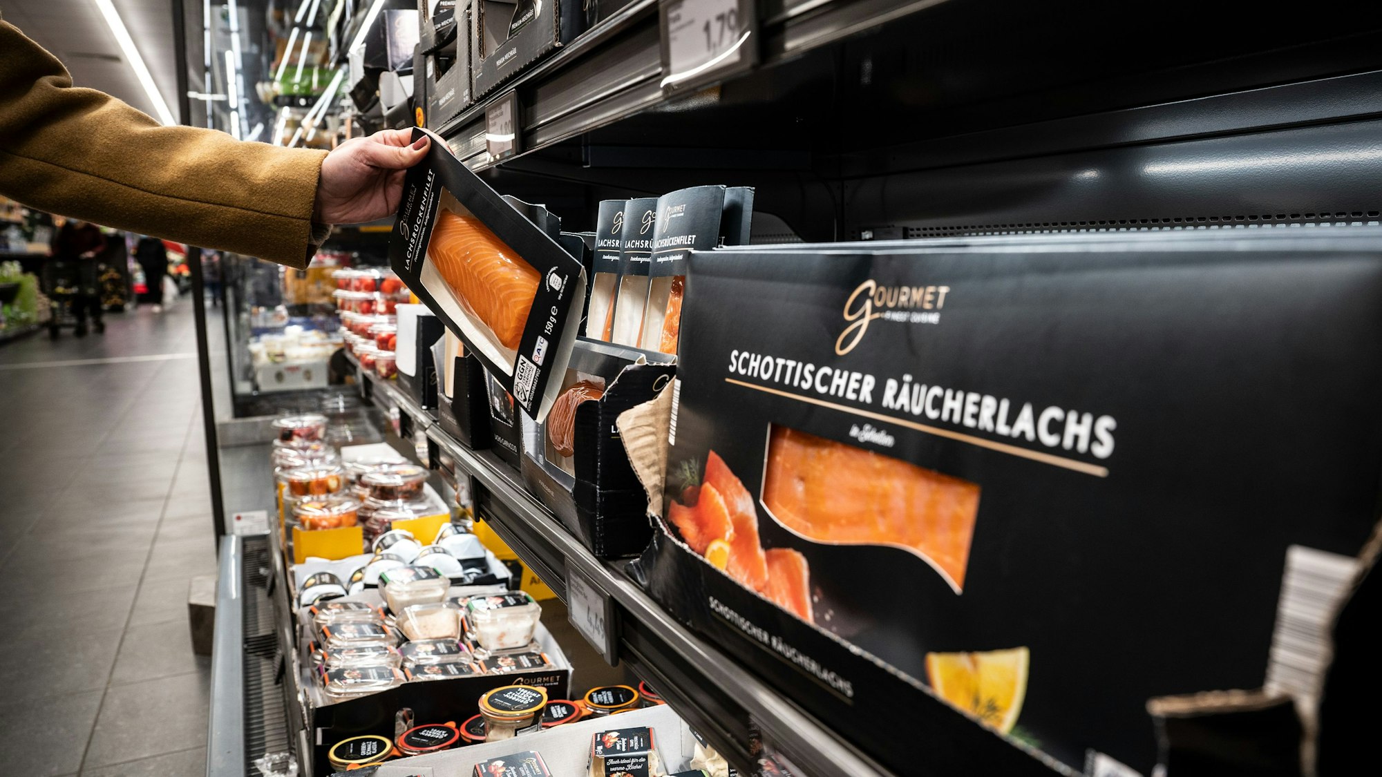 Das Archivbild vom Dezember 2021 zeigt verschiedene Produkte im Tiefkühlregal einer Aldi-Filiale: Discounter wie Aldi werben gern mit Nachhaltigkeit. Ein Verpackungscheck jedoch ermittelt hier ein ernüchterndes Ergebnis.