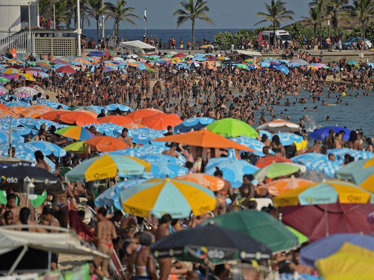 Menschenmassen am Strand in Rio de Janiero.