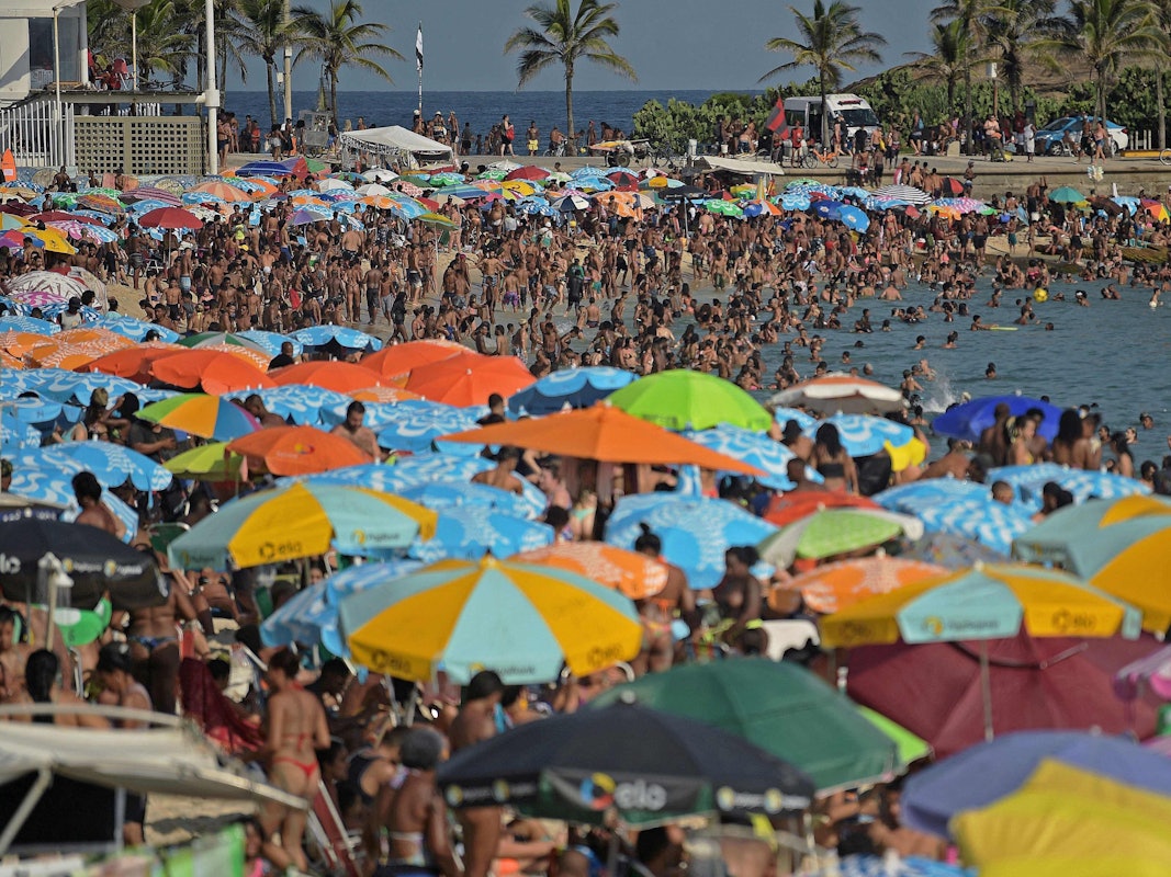 Menschenmassen am Strand in Rio de Janiero.