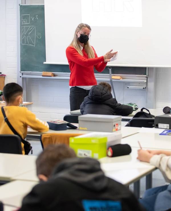Osnabrück: Eine Lehrerin unterrichtet in einem Klassenraum der Möser-Realschule am Westerberg.