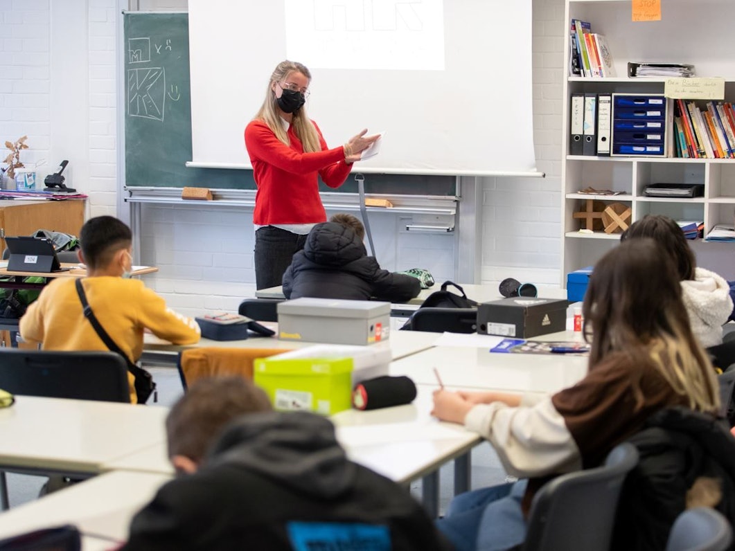 Osnabrück: Eine Lehrerin unterrichtet in einem Klassenraum der Möser-Realschule am Westerberg.