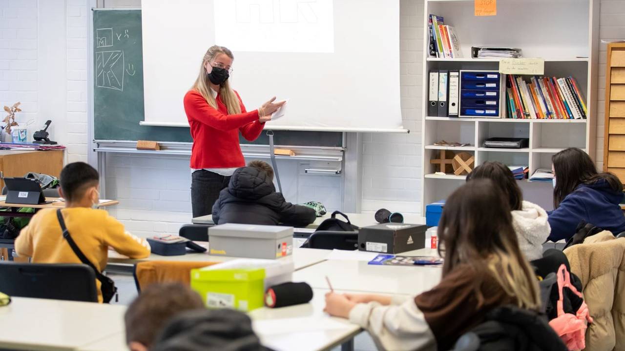 Osnabrück: Eine Lehrerin unterrichtet in einem Klassenraum der Möser-Realschule am Westerberg.