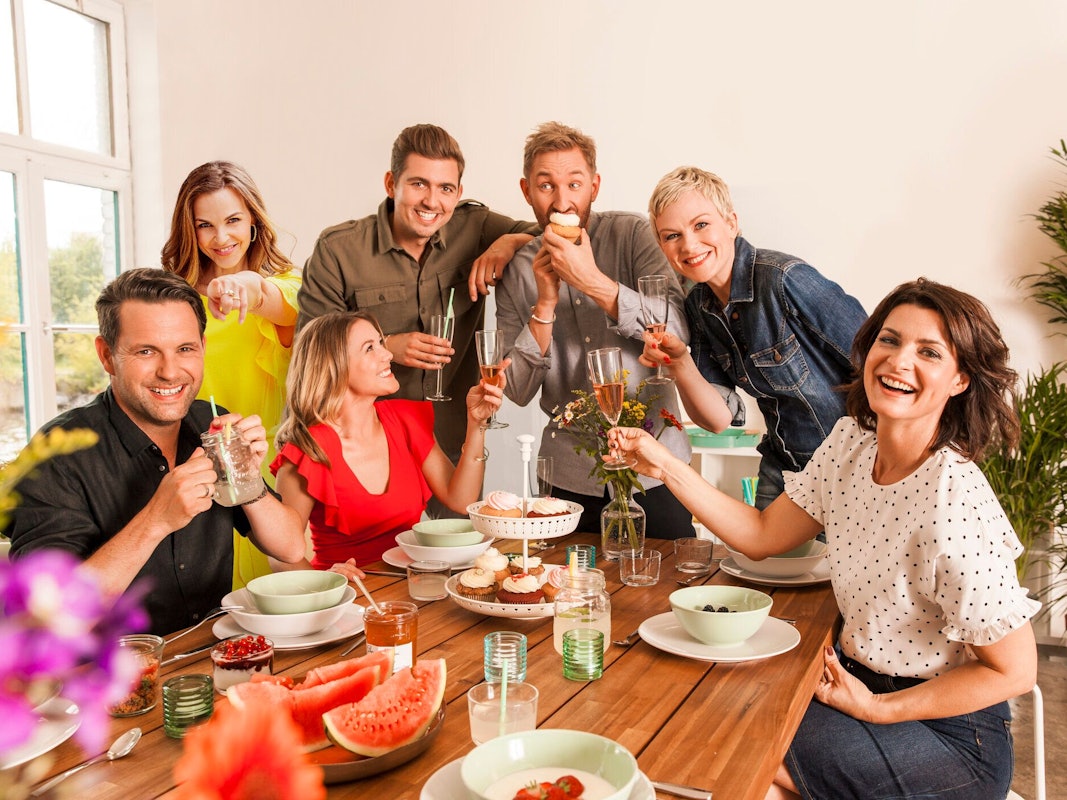Das Team des SAT.1 Frühstücksfernsehen: Matthias Killing; Annika Lau; Alina Merkau; Chris Wackert; Daniel Boschmann; Karen Heinrichs; Marlene Lufen. Das Bild wurde am 22.10.2021 aufgenommen.