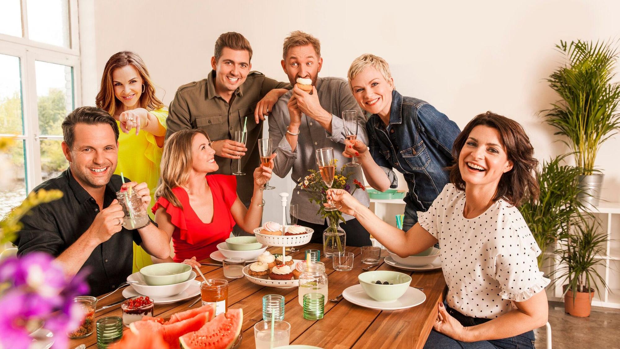 Das Team des SAT.1 Frühstücksfernsehen: Matthias Killing; Annika Lau; Alina Merkau; Chris Wackert; Daniel Boschmann; Karen Heinrichs; Marlene Lufen. Das Bild wurde am 22.10.2021 aufgenommen.