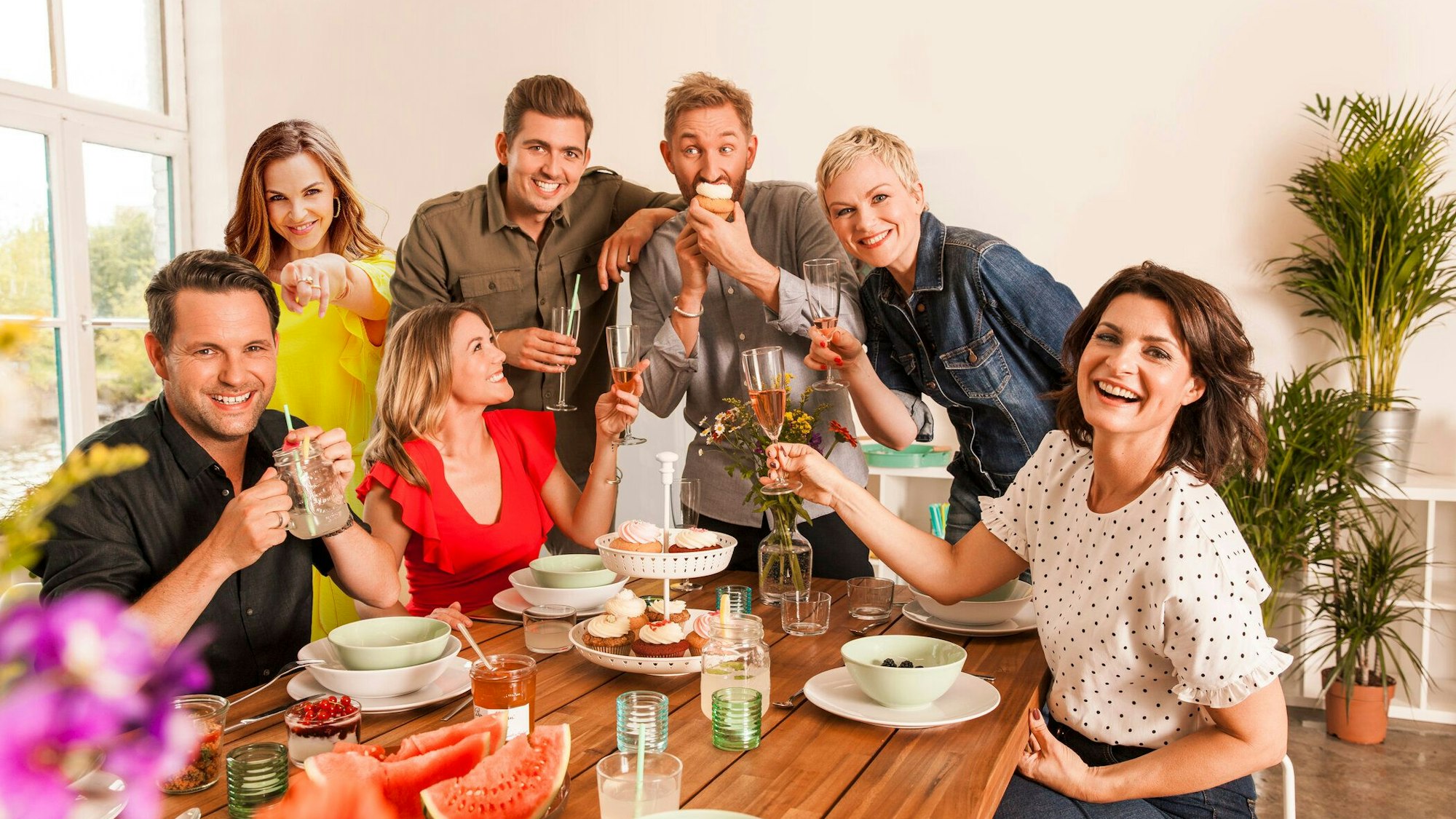 Das Team des SAT.1 Frühstücksfernsehen: Matthias Killing; Annika Lau; Alina Merkau; Chris Wackert; Daniel Boschmann; Karen Heinrichs; Marlene Lufen. Das Bild wurde am 22.10.2021 aufgenommen.