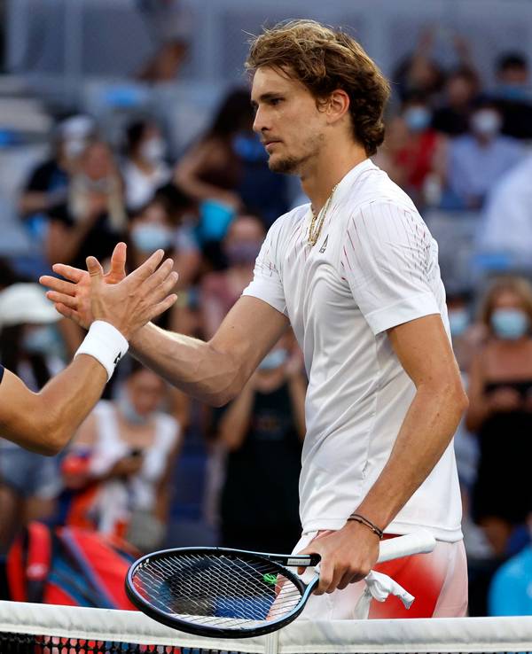 Alexander Zverev wird von Radu Albot zum Sieg gratuliert.