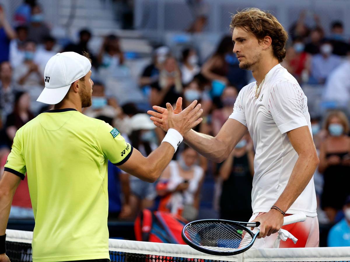 Alexander Zverev wird von Radu Albot zum Sieg gratuliert.