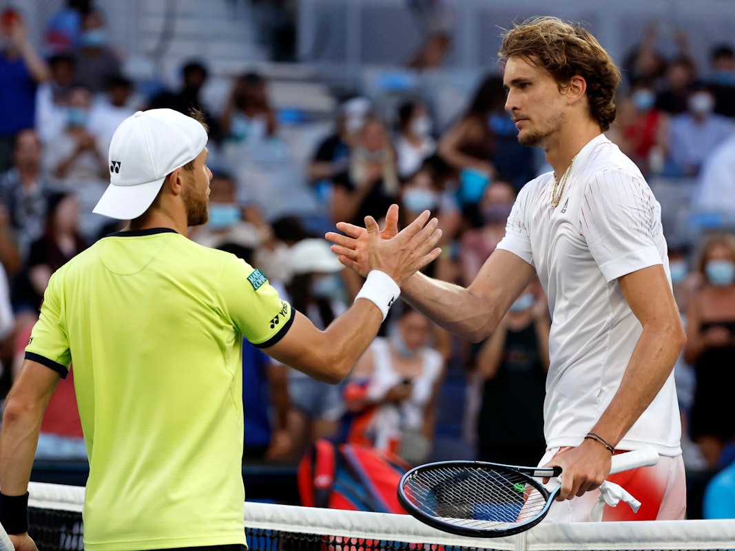Alexander Zverev wird von Radu Albot zum Sieg gratuliert.