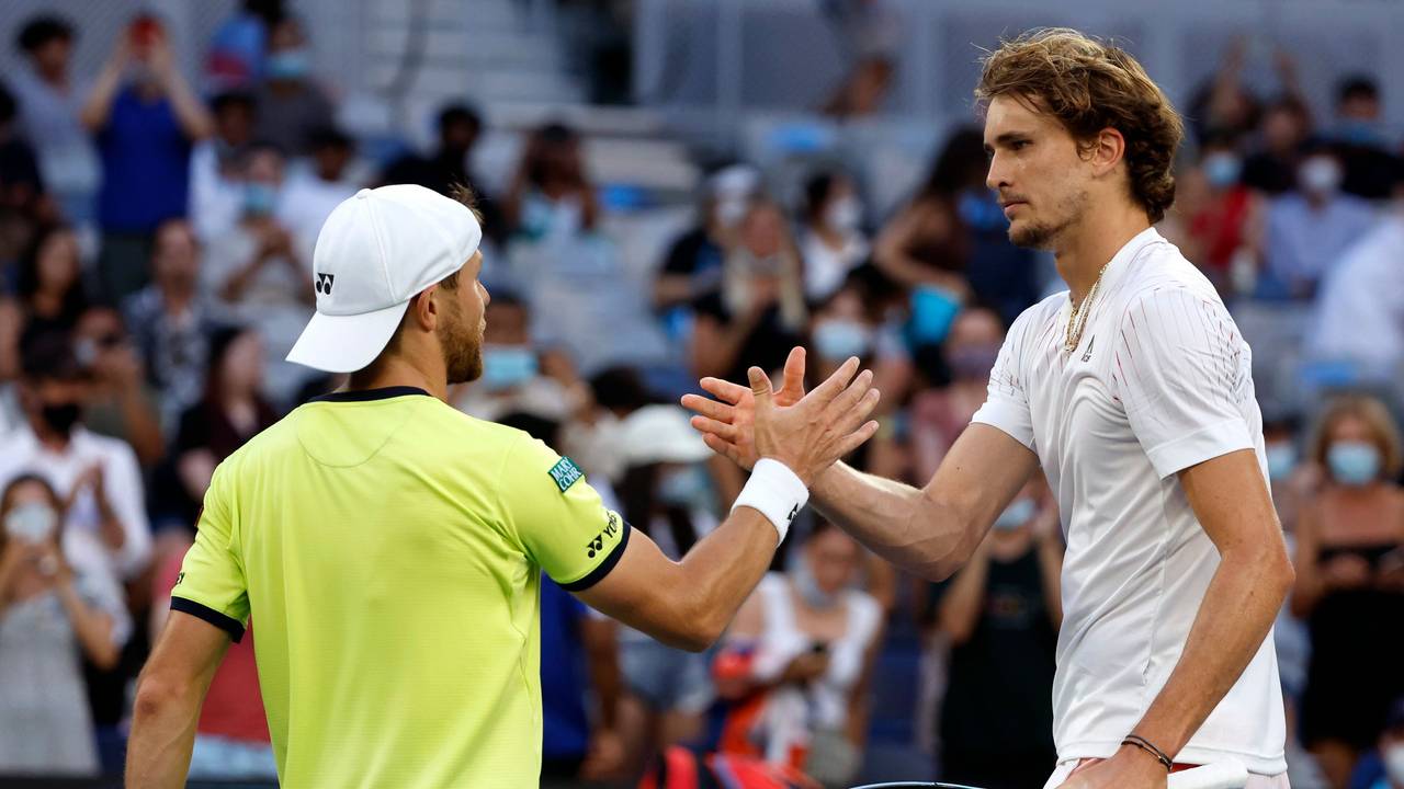 Alexander Zverev wird von Radu Albot zum Sieg gratuliert.
