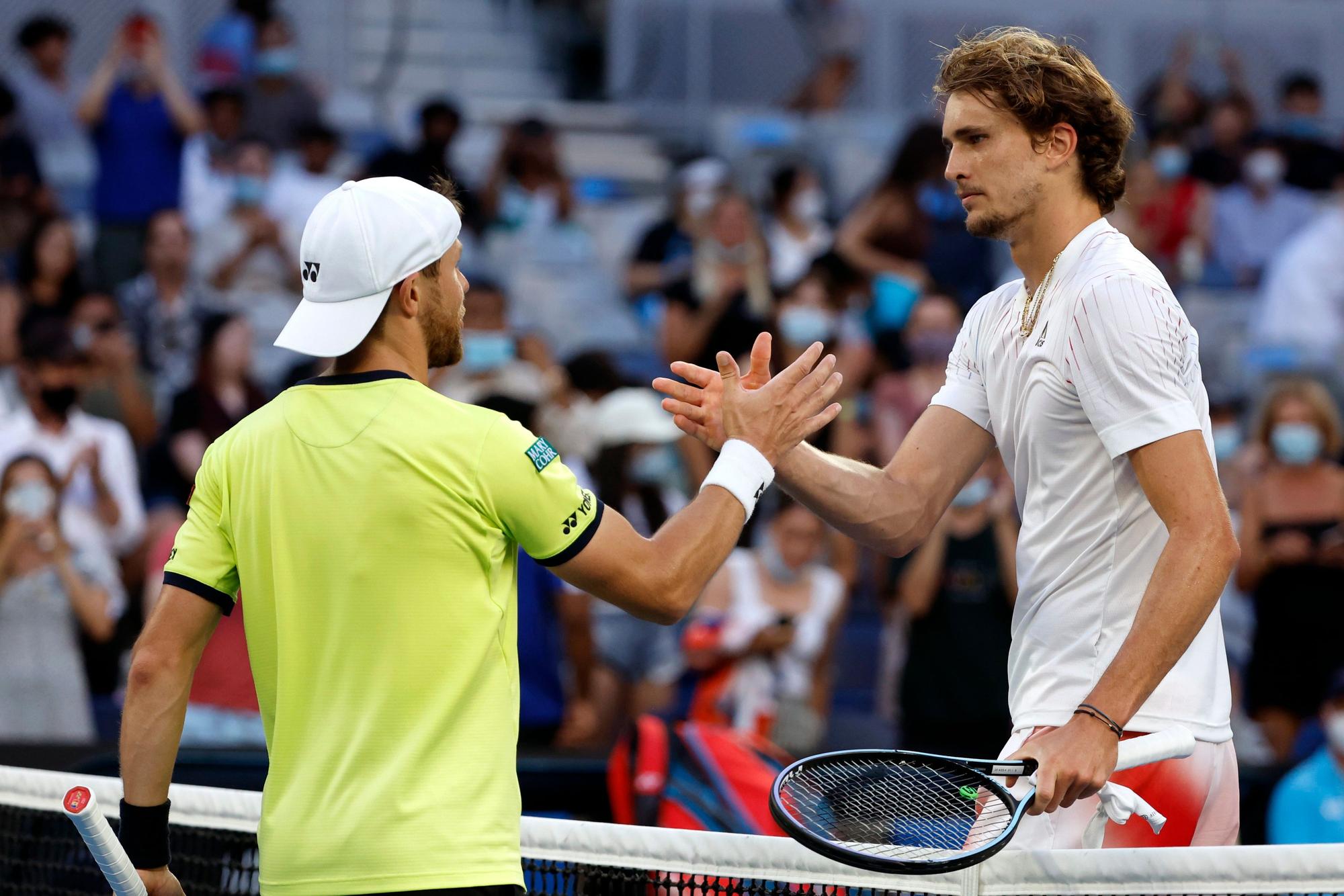 Alexander Zverev wird von Radu Albot zum Sieg gratuliert.