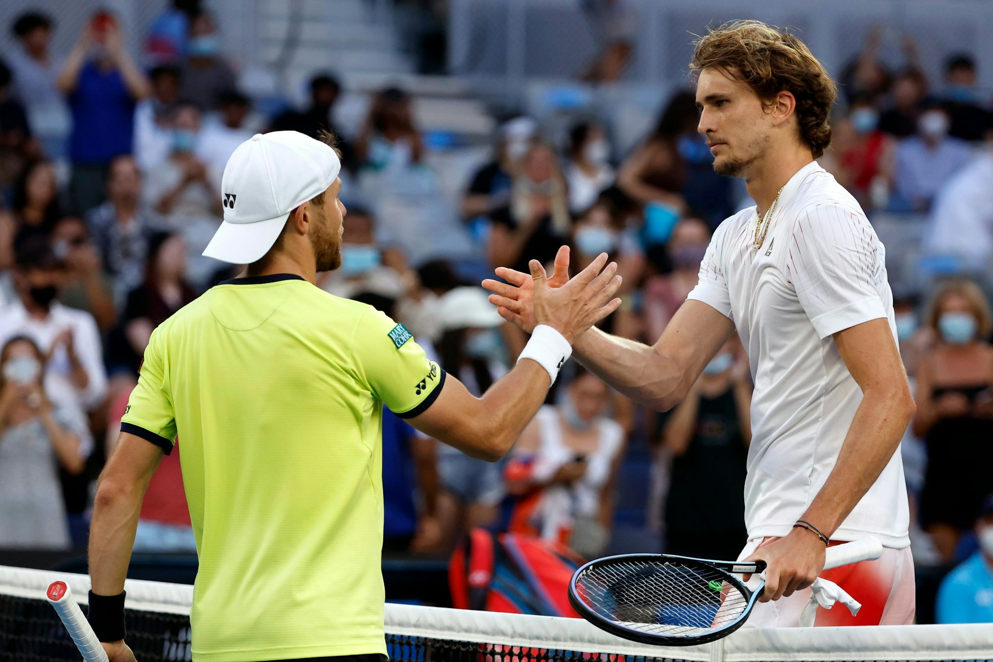 Alexander Zverev wird von Radu Albot zum Sieg gratuliert.