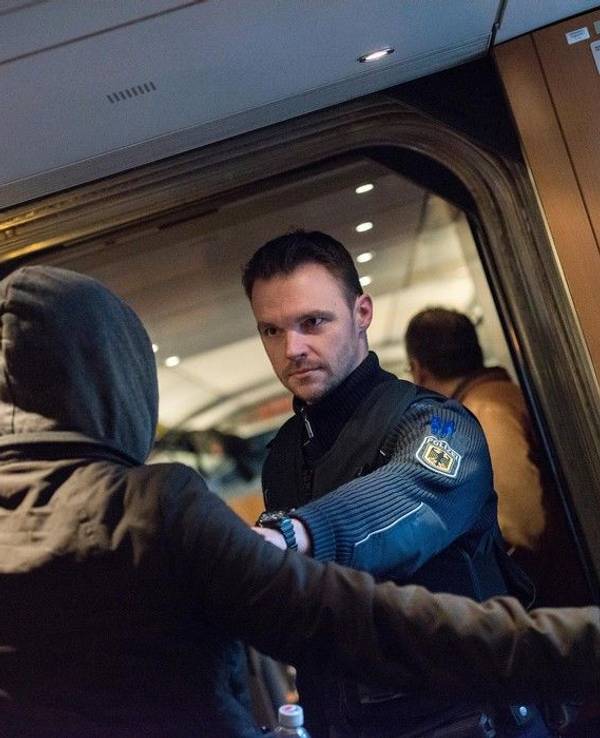 Bundespolizist weist in Bahn Fahrgast zurecht.
