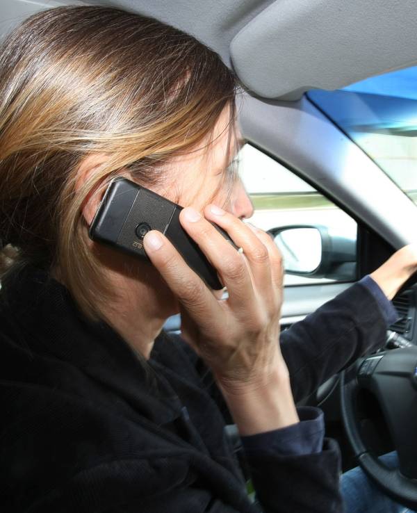 Eine Autofahrerin telefoniert am Steuer ihres Autos. Das Bild wurde am 24. April 2012 aufgenommen.