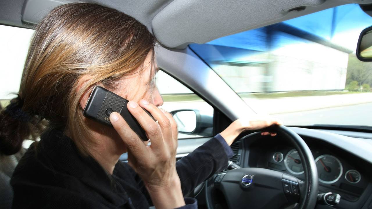 Eine Autofahrerin telefoniert am Steuer ihres Autos. Das Bild wurde am 24. April 2012 aufgenommen.