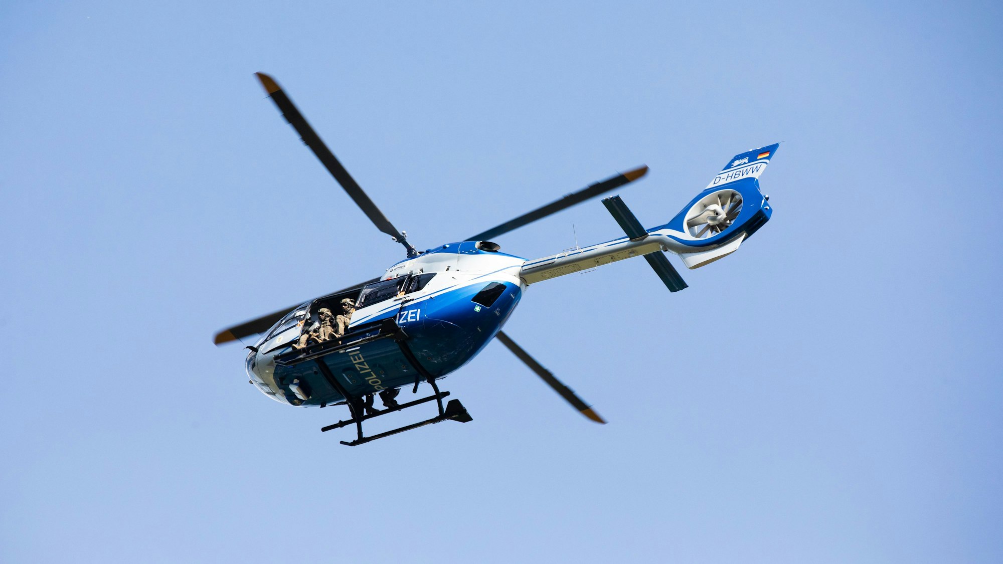 Ein Hubschrauber der Polizei startet zur weiteren Suche in der Nähe von Oppenau von einem Sportplatz.