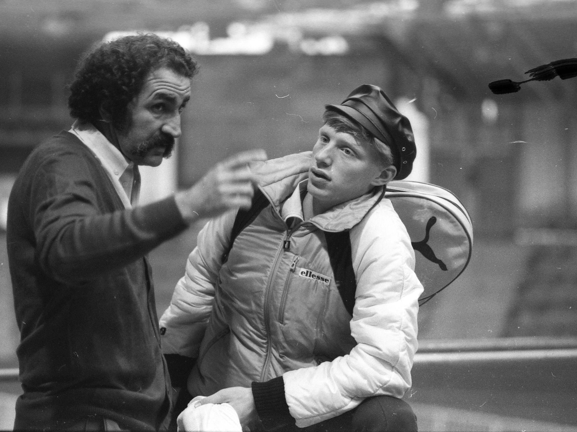 Ion Tiriac und Boris Becker sprechen 1985 miteinander.