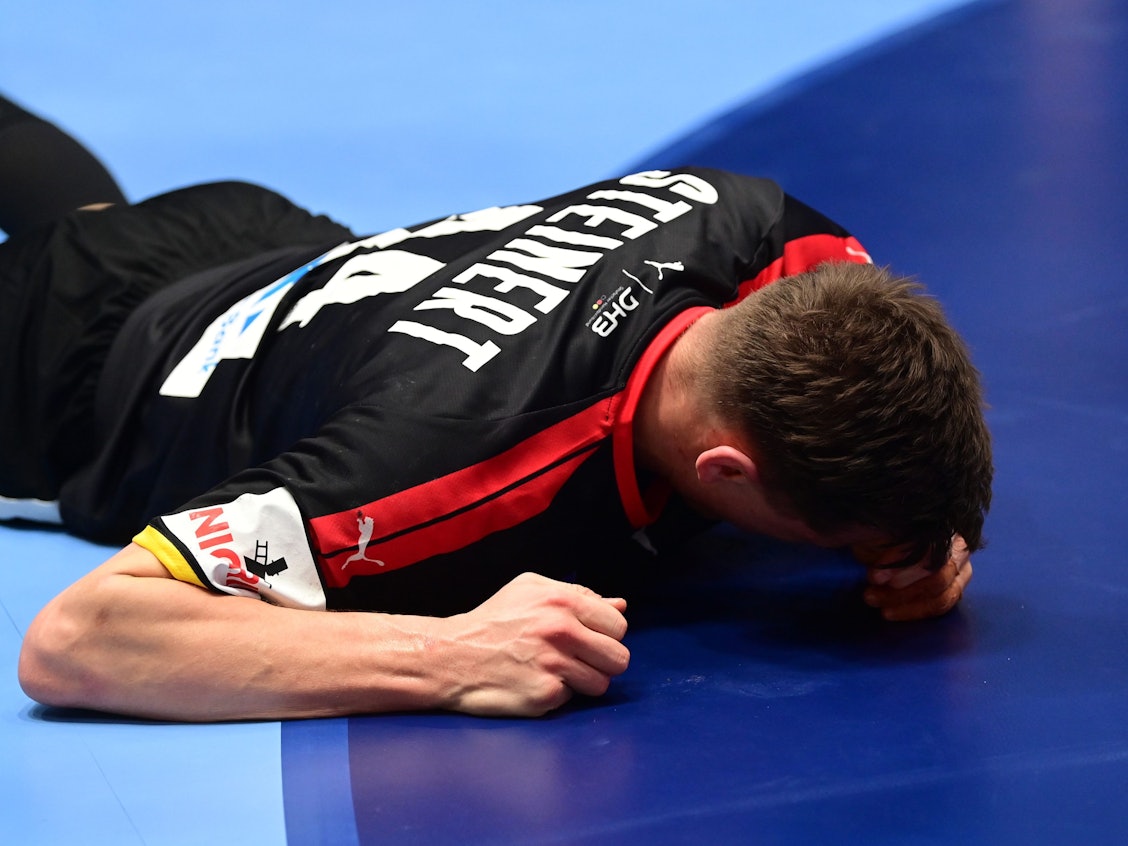 Christoph Steinert liegt am Boden