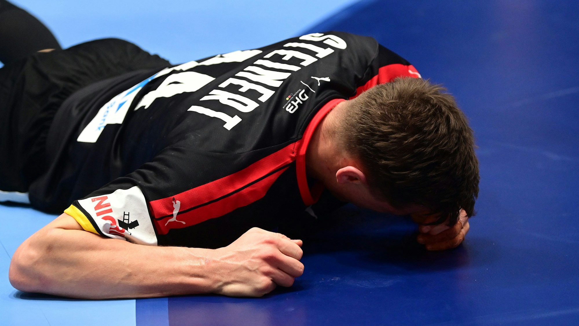 Christoph Steinert liegt am Boden