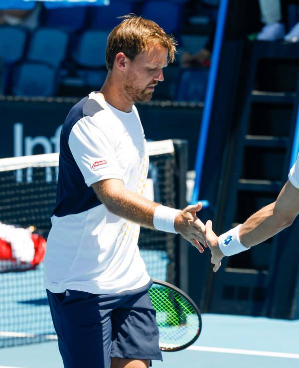 Andreas Mies und Kevin Krawietz klatschen bei den Australian Open ab.