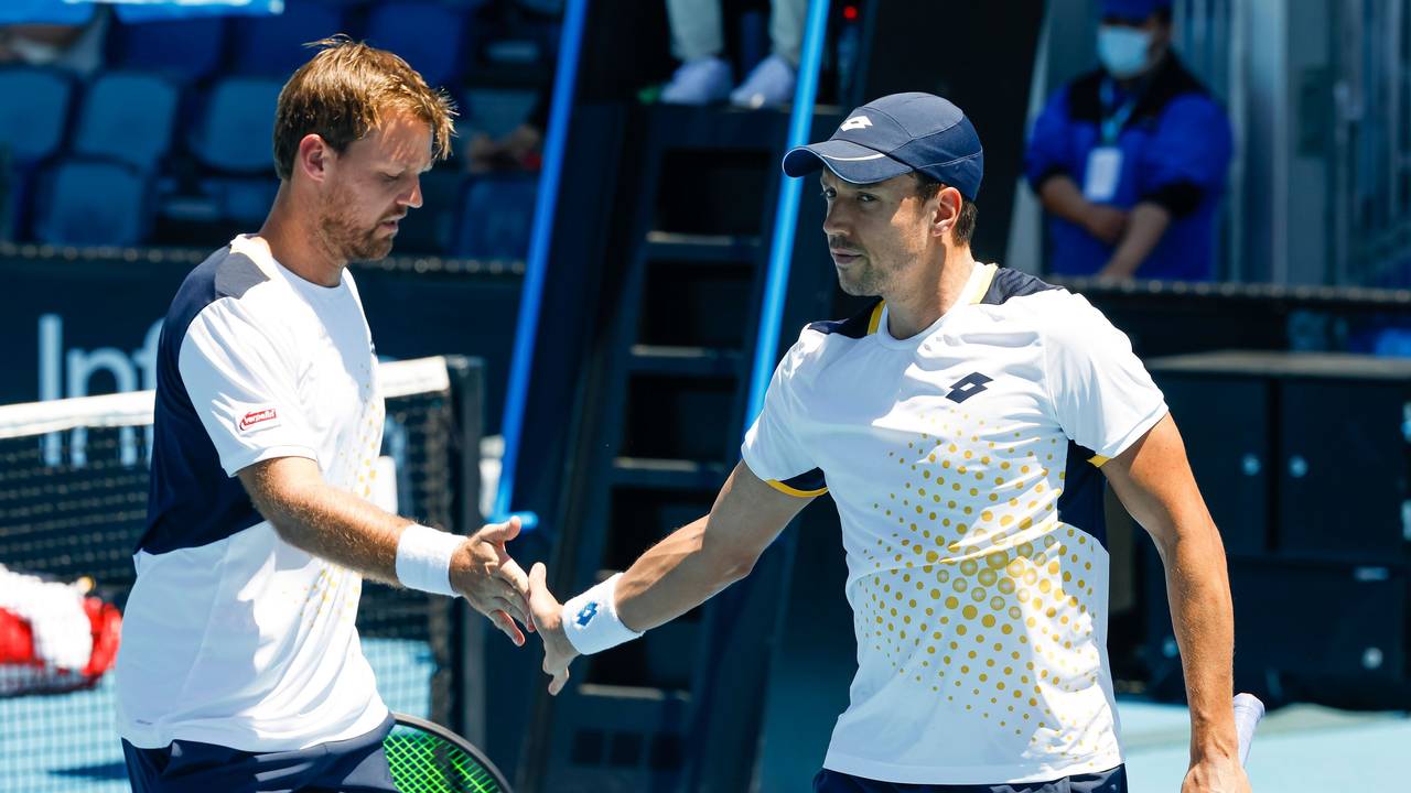 Andreas Mies und Kevin Krawietz klatschen bei den Australian Open ab.