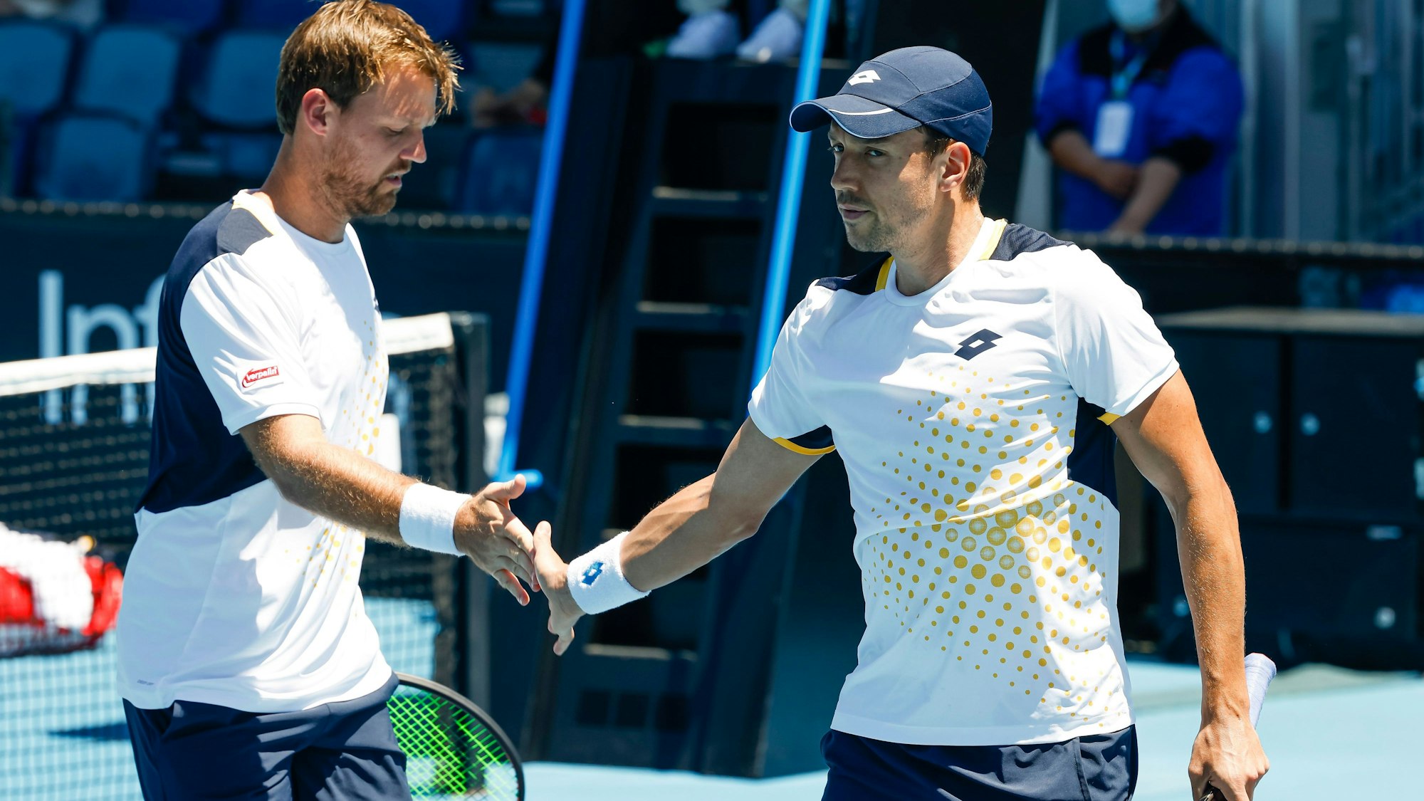 Andreas Mies und Kevin Krawietz klatschen bei den Australian Open ab.