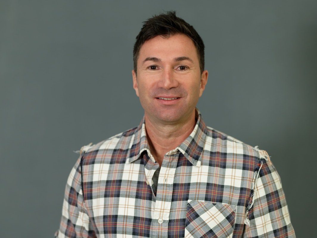 Sänger Lucas Cordalis schaut bei einem Fototermin in die Kamera.