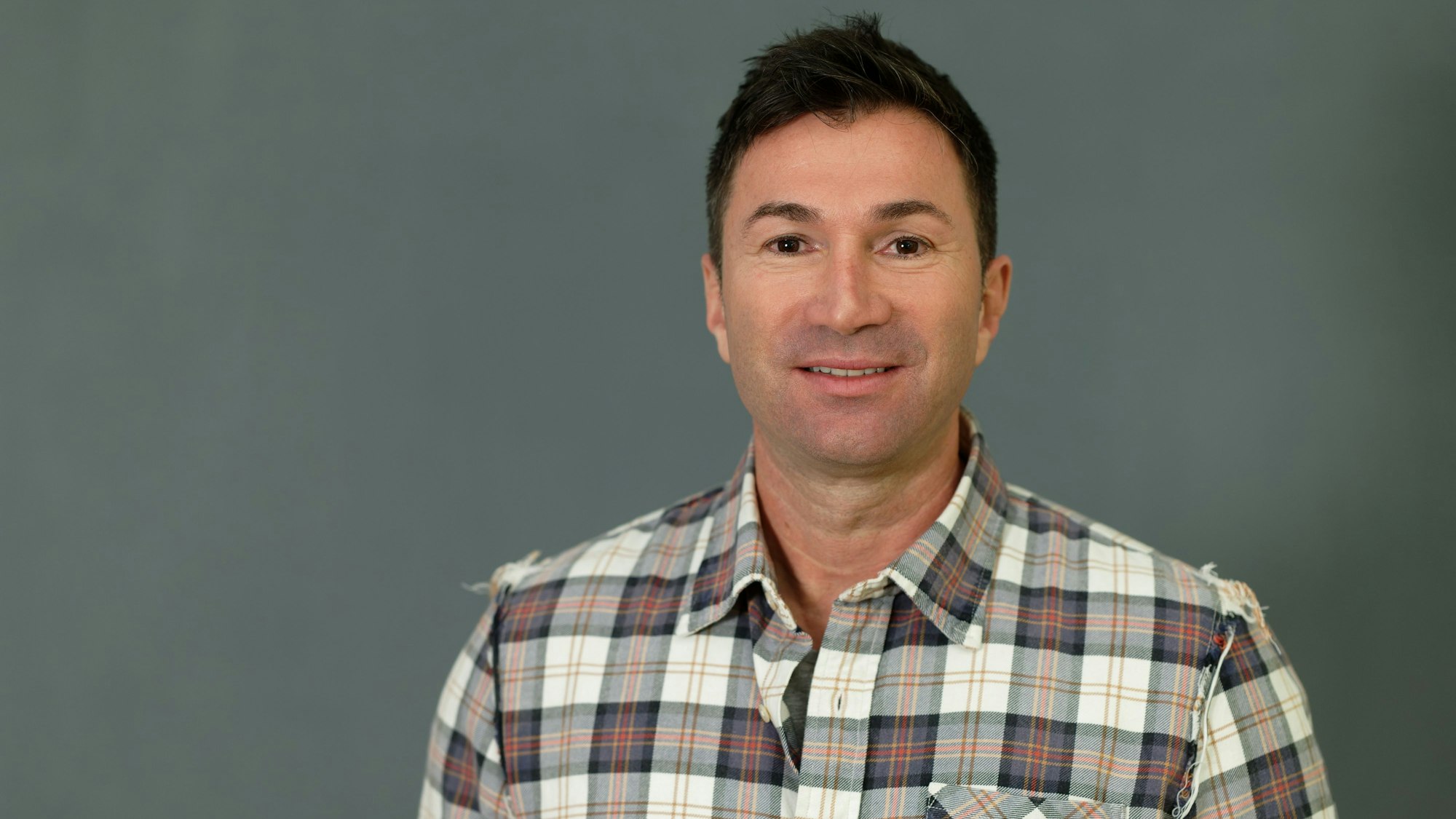 Sänger Lucas Cordalis schaut bei einem Fototermin in die Kamera.