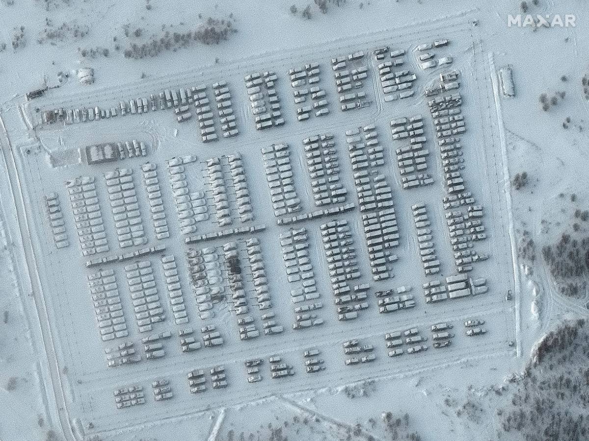 Dieses von Maxar Technologies zur Verfügung gestellte Satellitenbild zeigt den Einsatz von Kampfverbänden auf dem Truppenübungsplatz Pogonovo in Woronesch, Russland, am Mittwoch, 19. Januar 2022. Präsident Joe Biden sagte am Mittwoch, 19. Januar, dass er glaubt, dass Russland in die Ukraine einmarschieren wird und warnte Präsident Wladimir Putin, dass sein Land einen "hohen Preis" in Form von verlorenen Menschenleben und einem möglichen Ausschluss aus dem globalen Bankensystem zahlen würde, wenn es dies tut.+
